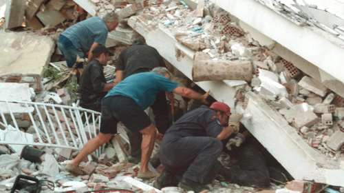 Σεισμός 1999: 24 χρόνια από τον φονικό σεισμό της Αθήνας - Τα 15 δευτερόλεπτα που σκόρπισαν τον θάνατο [εικόνες]