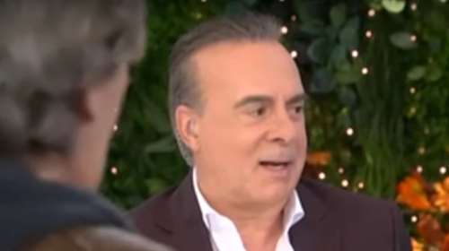 Γκάφα στην ΕΡΤ: Μεταδόθηκε live η... διόρθωση που έγινε σε εκπομπή με τη Ντενίση για μια τιράντα - Έξαλλος ο Ουγγαρέζος