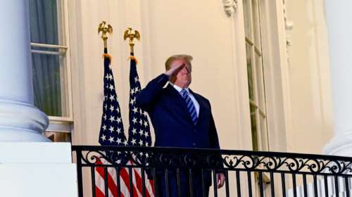 Θύελλα αντιδράσεων για τον Τραμπ που έβγαλε τη μάσκα μετά το εξιτήριο - Γρίφος η πραγματική κατάσταση της υγείας του