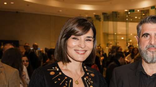 Διαχρονική κομψότητα: Η Μαρία Ναυπλιώτου με cropped σακάκι με ιδιαίτερες λεπτομέρειες και midi φόρεμα