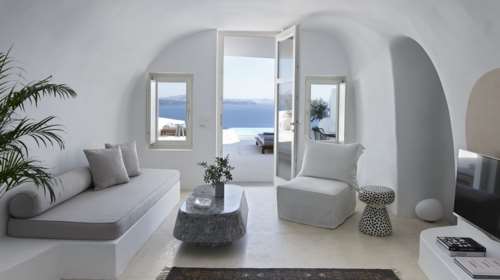 100% Σαντορίνη: Μια υπόσκαφη κατοικία στην Οία γίνεται το απόλυτο καλοκαιρινό dream house