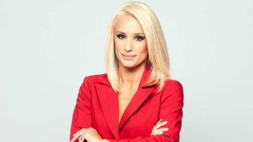 Κατερίνα Παναγοπούλου: Εντυπωσιακή στο θέατρο με κόκκινο φόρεμα με cut outs που τόνισε τη λεπτή μέση της