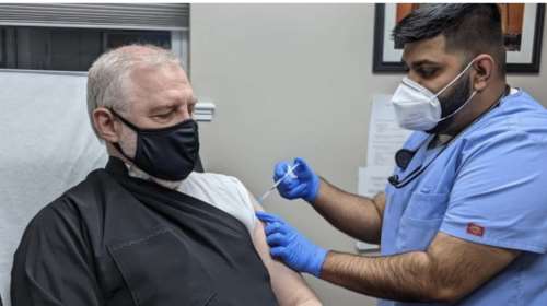 Κορονοϊός: Εμβολιάστηκε ο Αρχιεπίσκοπος Αμερικής Ελπιδοφόρος - Το &quot;ευχαριστώ&quot; σε επιστήμονες και γιατρούς