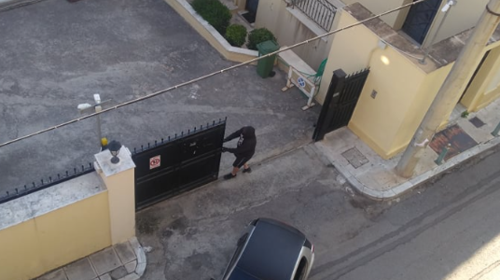 Καλαμάτα: Άνδρας εισέβαλε με λοστό στην Τράπεζα της Ελλάδος - Μπήκε στην αυλή με το ΙΧ του [Εικόνες - Βίντεο]