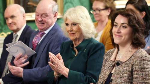 Ο Κάρολος τα πάει πολύ καλά είπε η Καμίλα σε πολίτες στο Μπέλφαστ - Η κάρτα που της έδωσε μαθήτρια [εικόνες-βίντεο]