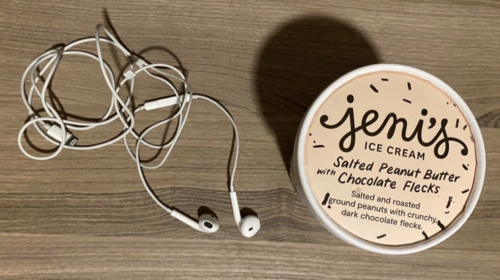 Η επική απάντηση Μπάιντεν στον Τραμπ με φωτογραφία στο Twitter: Ακουστικά και παγωτό με φυστικοβούτυρο