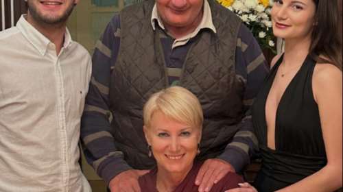 Γενέθλια για τη Νατάσα Παζαΐτη: Εσβησε τα κεράκια παρέα με το νέο μέλος της οικογένειας Καραμανλή [εικόνες]