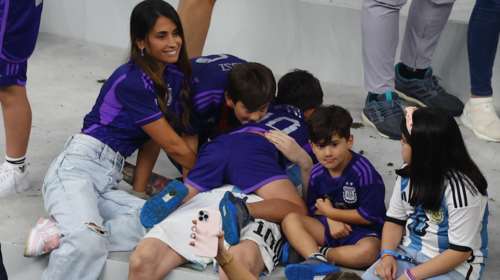 Ο Μέσι χάθηκε στην αγκαλιά των παιδιών του μετά τον  θρίαμβο - Τα δάκρυα της μητέρας του [εικόνες - βίντεο]