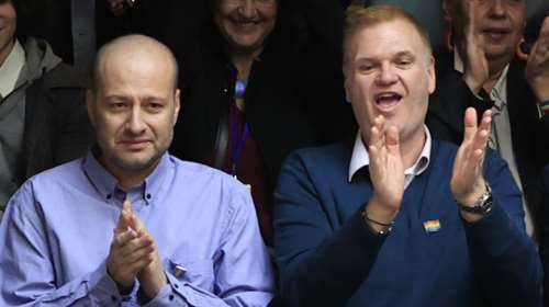 Αυτό είναι το πρώτο ομόφυλο ζευγάρι που θα παντρευτεί στην Ελλάδα - Είναι 20 χρόνια μαζί και έχουν τρία παιδιά