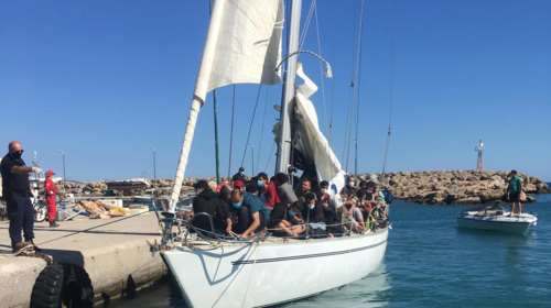 Διάσωση 352 αλλοδαπών νότια της Γαύδου - Μεταφέρθηκαν στην Παλαιοχώρα Χανίων
