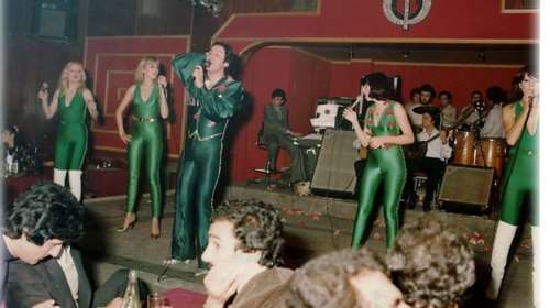 Γιάννης Φλωρινιώτης: Τα λαμπερά κοστούμια του που άφησαν εποχή - Ήταν ο ίδιος το &quot;αθηναϊκό Λας Βέγκας&quot;