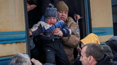 Πόλεμος στην Ουκρανία: Οι άμαχοι εγκαταλείπουν τη Μαριούπολη - Σφοδρές μάχες και βομβαρδισμοί στο Κίεβο [εικόνες]