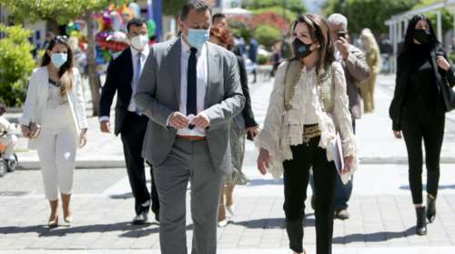 Μεσολόγγι: Η Γιάννα Αγγελοπούλου με χρυσοκέντητο γιλέκο και ζώνη, στον εορτασμό της 195ης επετείου από την ηρωϊκή έξοδο
