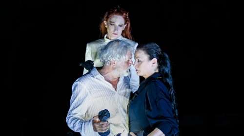 Πάνω από 17.000 θεατές καταχειροκρότησαν όρθιοι τον Οιδίποδα του Χουβαρδά στην Επίδαυρο