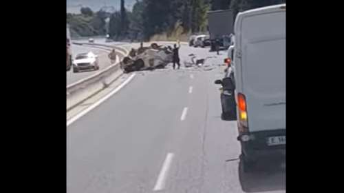 Τροχαίο στη Θεσσαλονίκη: ΙΧ συγκρούστηκε με φορτηγό και ανετράπη - Στο νοσοκομείο ο οδηγός [Βίντεο]