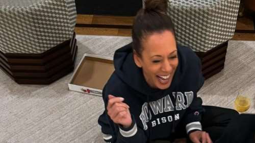 Κάμαλα Χάρις: Μετά τη βαριά ήττα από τον Τραμπ, χαλαρώνει με ένα ποτήρι κρασί παίζοντας με τα παιδάκια της ανιψιάς της