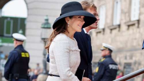 Royal style: Η απίθανη εμφάνιση της πριγκίπισσας Μαίρη με κρεμ τουίντ φόρεμα και hot δίχρωμες γόβες