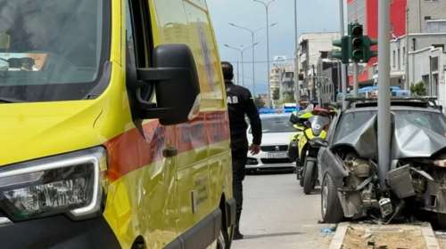 Θεσσαλονίκη: Σοβαρό τροχαίο με πέντε τραυματίες - Αυτοκίνητο έπεσε σε κολόνα [εικόνες-βίντεο]