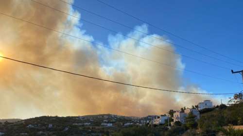 Μεγάλη φωτιά στην Πεντέλη: Εκκενώνεται το Ντράφι, στα πρώτα σπίτια οι φλόγες - Ριπές ανέμου 60 km/h [Βίντεο]