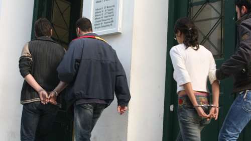 Χειροπέδες σε ζευγάρι απατεώνων που λήστευε ηλικιωμένους - Το κόλπο με την περούκα κι ο αστυνομικός