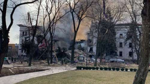 Φρίκη στη Μαριούπολη: Βομβάρδισαν θέατρο όπου είχαν βρει καταφύγιο 1.000 άνθρωποι [Βίντεο]