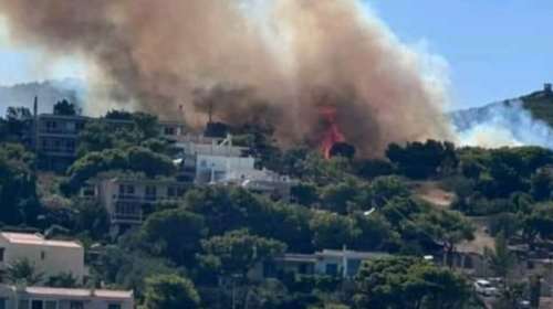 Φωτιά στο Λαύριο κοντά σε σπίτια - Περιορίστηκε το μέτωπο, καίνε διάσπαρτες εστίες - Ηχησε το 112 - Διακοπή κυκλοφορίας στη Λ. Σουνίου