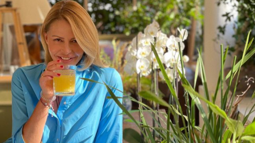 Τζένη Μπαλατσινού: Ποτίζει τον κήπο της στην Πάτμο με πράσινο φλοράλ φόρεμα