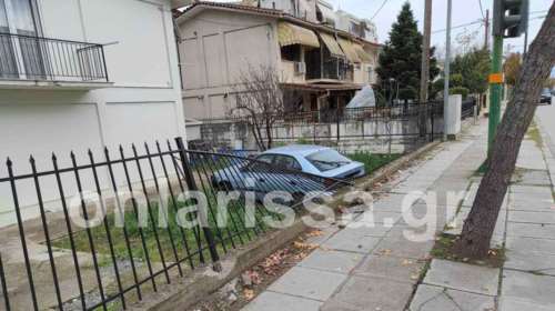 Λάρισα: Αυτοκίνητο... προσγειώθηκε σε αυλή σπιτιού μετά από τροχαίο [εικόνες - βίντεο]
