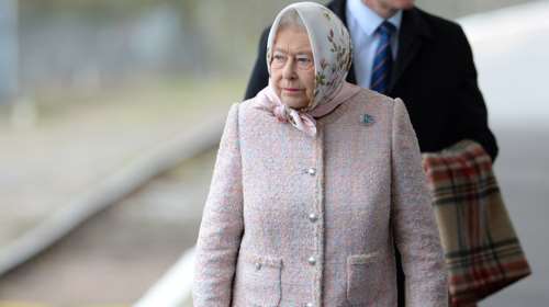 Συντετριμμένη η βασίλισσα Ελισάβετ: Τα χαμένα Χριστούγεννα μακριά από την οικογένεια και η εύθραυστη υγεία της