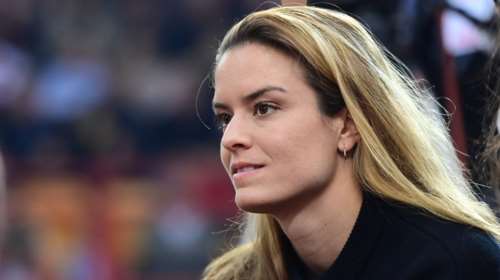 Μαρία Σάκκαρη: Με μπλε καρδιά πανηγύρισε τη νίκη της Νέας Δημοκρατίας στις εκλογές [Εικόνα]