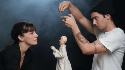 Αρωμα... Netflix στη θεατρική Αθήνα με το ψυχολογικό θρίλερ &quot;Παιχνιδοποιός&quot; του Γκάρντνερ ΜακΚέυ