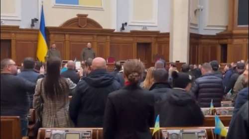 Ουκρανία: Συγκίνηση στη Βουλή που συνεδρίασε εν μέσω βομβαρδισμών - Έψαλαν τον εθνικό ύμνο οι βουλευτές [Βίντεο]
