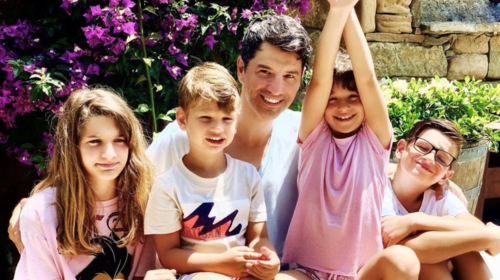 Σάκης Ρουβάς: Τρυφερός μπαμπάς &quot;μαγειρεύει&quot; με τα παιδιά του στην κουζίνα του σπιτιού τους