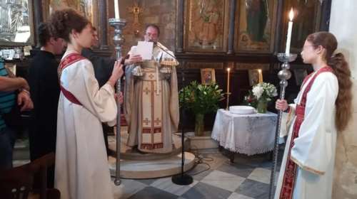 Πλάκα: Ιερέας έντυσε &quot;παπαδάκια&quot; δύο κορίτσια και...ξέσπασε σάλος από τους ακραίους- Τελικά τέθηκε σε αργία