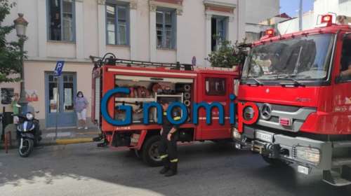 Πάτρα: Φωτιά από βραχυκύκλωμα στο Δημαρχείο - Εκκενώθηκε το κτίριο [εικόνες - βίντεο]