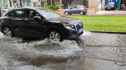 Ισχυρή καταιγίδα στην Αθήνα - Πλημμύρισαν δρόμοι στα νότια προάστια - &quot;Πολλή προσοχή&quot; συστήνει ο Κολυδάς [βίντεο]
