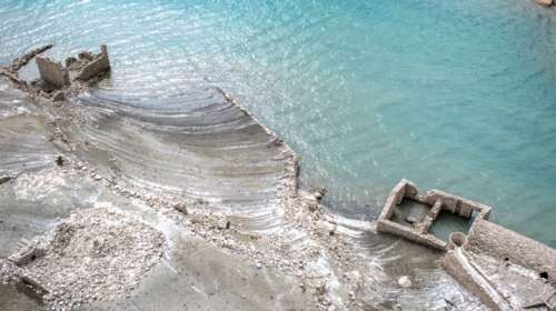 Στερεύει επικίνδυνα ο Μόρνος: Αποκαλύφθηκαν τα βυθισμένα σπίτια του χωριού Κάλλιο [εικόνες]