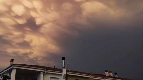 &quot;Παράξενα&quot; σύννεφα στον ουρανό της Λάρισας - Τι είναι τα mammatus, ποια φαινόμενα προμηνύουν [εικόνες - βίντεο]