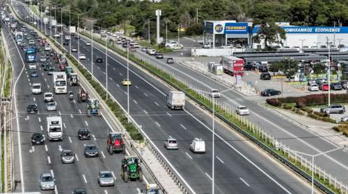 Στην Αθήνα οι αγρότες: Φτάνουν στο Σύνταγμα τα τρακτέρ - Κλειστή η Λ. Αμαλίας [εικόνες - βίντεο]