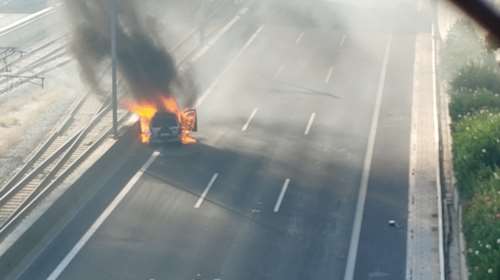 Απίστευτο τροχαίο με τραυματίες στην Αττική οδό - Φωτιά σε όχημα [Εικόνες+Βίντεο]