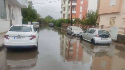 Καλαμάτα: Μπουρίνι μισής ώρας μετέτρεψε σε ποτάμια δρόμους και υπόγεια [Εικόνες, βίντεο]