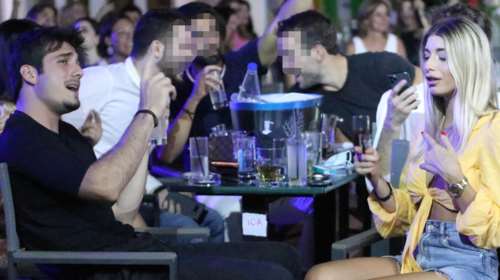 Γιώργος Κακοσαίος: Ο τραγουδιστής και γιος του Γιάννη Πλούταρχου σε έξοδο με ξανθιά καλλονή [εικόνες]