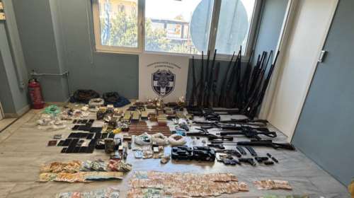 Εγκληματική οργάνωση στην Κρήτη: Η φωτογραφία της ΕΛΑΣ με τα κατασχεμένα όπλα και ναρκωτικά