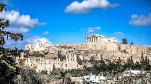 Θετική η έκθεση ΔΝΤ για την Ελλάδα: Προβλέπει ανάπτυξη 2,1% για φέτος - Ζητά συγκράτηση στις αυξήσεις μισθών