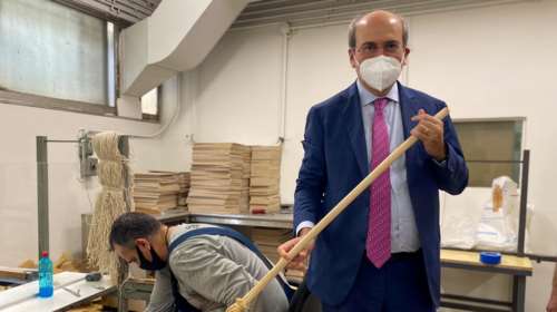 Ο Κωστής Χατζηδάκης έπιασε τη σκούπα στον Φάρο Τυφλών: &quot;Οι κοινωνικές υποθέσεις είναι ψηλά στις προτεραιότητές μου&quot;