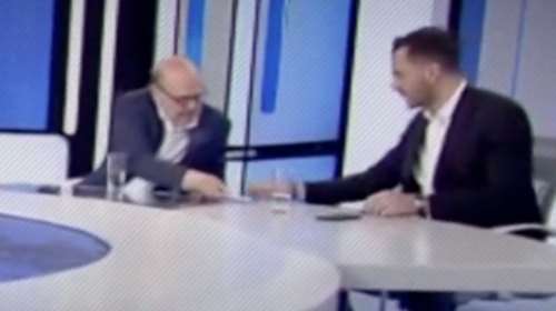 Ο Αντώναρος δίνει on air την κάρτα του στον Χριστοδουλάκη - Για να μιλάει και με το ΠΑΣΟΚ [βίντεο]