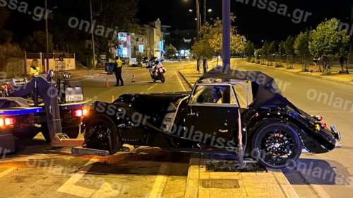 Λάρισα: Vintage υπερπολυτελές αυτοκίνητο καρφώθηκε σε κολώνα - Γνωστός γιατρός ο οδηγός [εικόνες]