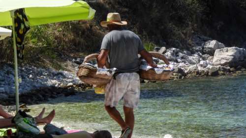 Χαλκιδική: Ελεύθερος ο αρχηγός της &quot;μαφίας των λουκουμάδων&quot; - Εκβιασμοί και ξυλοδαρμοί για τα σημεία πώλησης