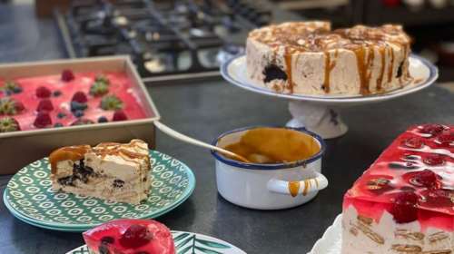 Συνταγή της Αργυρώς Μπαρμπαρίγου: Γιαουρτογλυκό με ζελέ