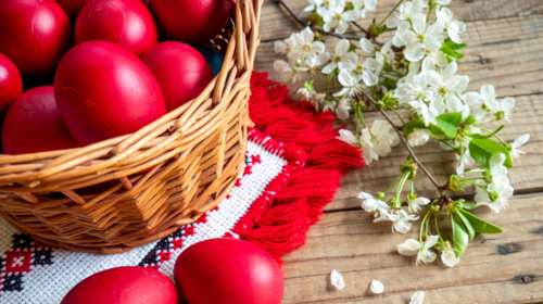 Πάσχα - Βάψιμο αυγών: Τα 5 μυστικά tips για τέλεια κατακόκκινα αυγά